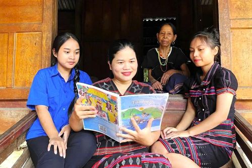 Cô giáo người Pa Kô và tình yêu văn hóa dân tộc
