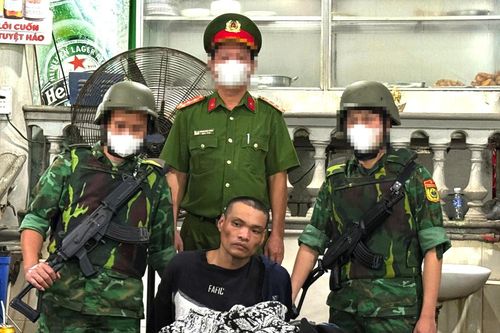 Bắt giữ đối tượng mang theo 2 súng quân dụng trái phép