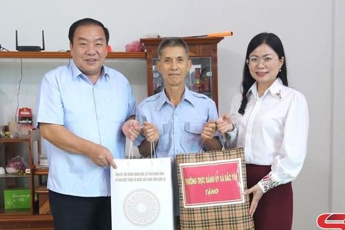 Đồng chí Phó Chủ tịch HĐND tỉnh dâng hương các Anh hùng liệt sĩ và thăm, tặng quà các bệnh binh, thân nhân liệt sĩ tại xã Bắc Yên