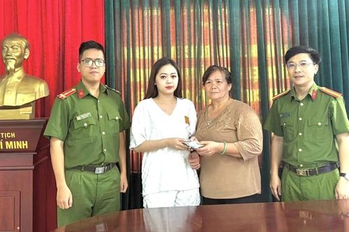 Nhặt được 45 triệu đồng, cô gái trẻ trao trả cho người đánh rơi