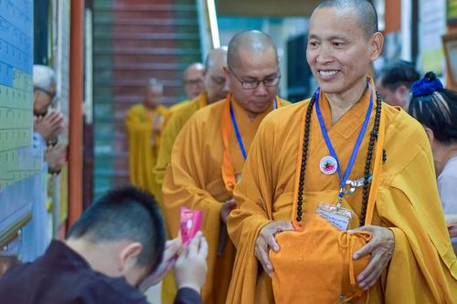 Chư Tăng hạ trường tổ đình Vạn Thọ tái hiện nếp trì bình khất thực
