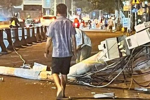 Xe ben bật thùng, kéo gãy cột điện, đè trúng ô tô bán tải