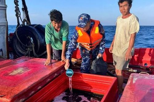 Cà Mau: Bắt giữ tàu cá vận chuyển 40.000 lít dầu không rõ nguồn gốc trên biển