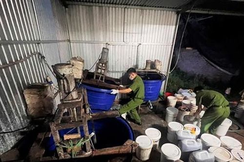 Triệt phá cơ sở nghi sản xuất hàng trăm tấn phân bón giả bán ra thị trường