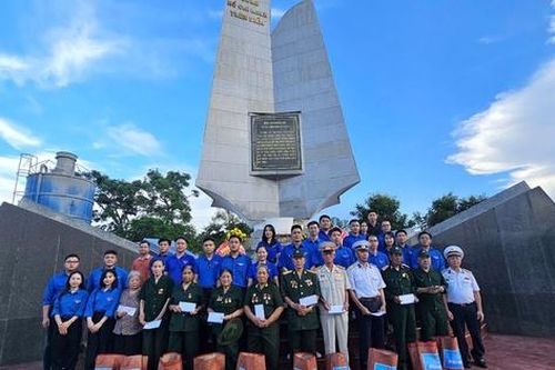 Đoàn Thanh niên Báo Xây dựng tri ân cựu chiến binh tàu không số, thăm gia đình chính sách