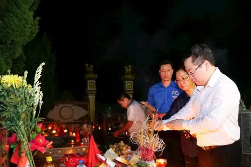Hành trình về nguồn 2025: Đoàn Thanh niên Quốc hội thắp nến tri ân các Anh hùng liệt sĩ