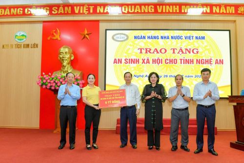 Ngân hàng Nhà nước trao tặng 6 tỷ đồng hỗ trợ khắc phục bão lũ tại Nghệ An