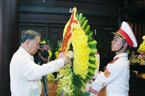 Tổng Bí thư Tô Lâm dâng hương tưởng niệm các Anh hùng, Liệt sĩ tại Điện Biên