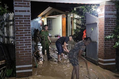 Lào Cai: Lũ quét bất ngờ trong đêm, Công an phường di chuyển khẩn cấp hơn 100 hộ dân