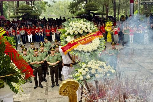Đoàn Cục Trang bị và kho vận, Bộ Công an dâng hương, tri ân liệt sĩ tại Quảng Trị