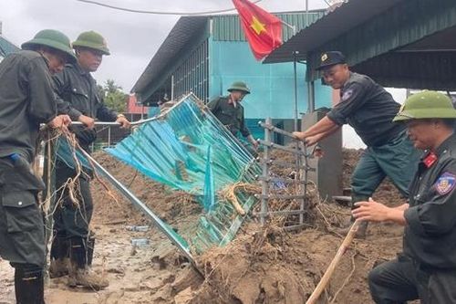 Lực lượng Cảnh sát cơ động Bộ Công an tiếp tục hỗ trợ đồng bào vùng lũ Nghệ An