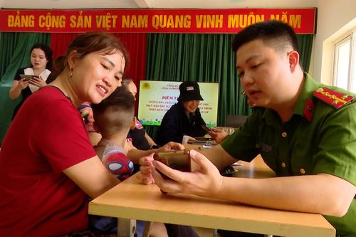 Công an hỗ trợ người dân tiếp cận công nghệ số