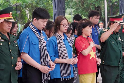 Tuổi trẻ trên hành trình tri ân trên những 'địa chỉ đỏ'