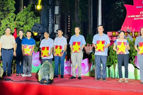 Tuổi trẻ Thủ đô thắp nến tri ân Anh hùng liệt sĩ