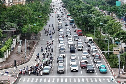 Đường Phạm Văn Đồng vẫn lộn xộn sau khi phân làn