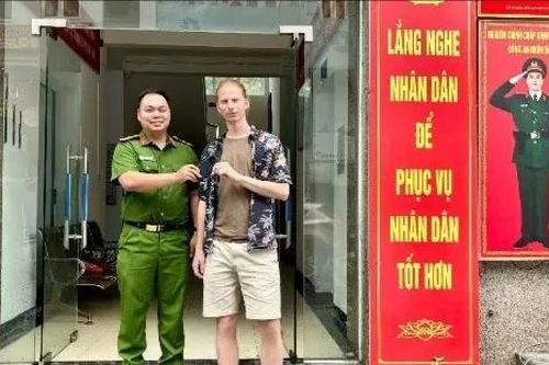 Tài xế taxi cướp giật tài sản của du khách nước ngoài
