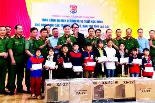 Trao tặng 25 suất học bổng và 40 máy vi tính cho học sinh nghèo ở vùng cao Lào Cai
