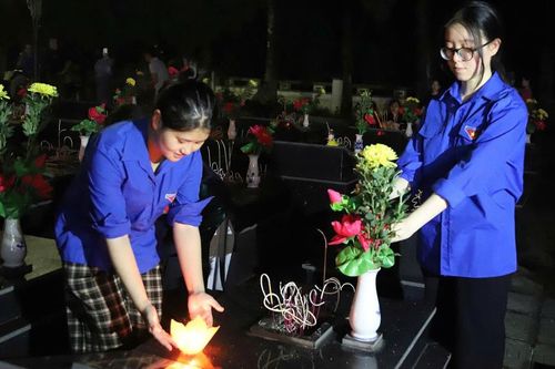 Lễ thắp nến tri ân các anh hùng liệt sĩ tại Nghĩa trang Liệt sĩ Thanh Sơn