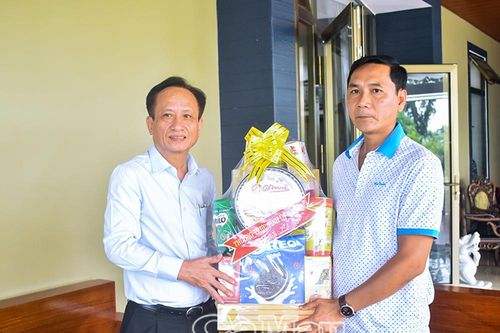 Chủ tịch HĐND tỉnh thăm, tri ân lãnh đạo tỉnh qua các thời kỳ