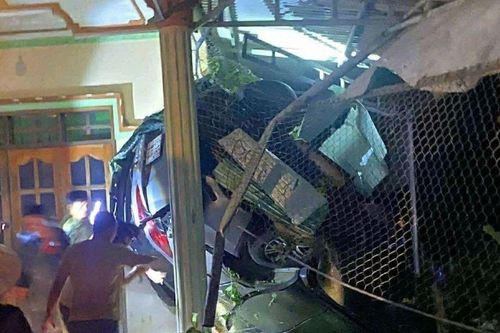 Rùng mình khoảnh khắc ô tô bị mất lái lao thẳng vào nhà dân, hậu quả quá đau lòng