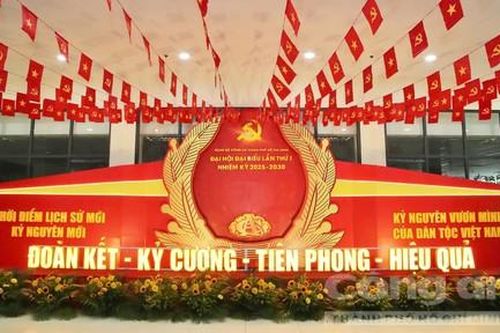 Trang hoàng cờ hoa rực rỡ chào mừng Đại hội đại biểu Đảng bộ Công an TPHCM lần thứ I, nhiệm kỳ 2025 - 2030