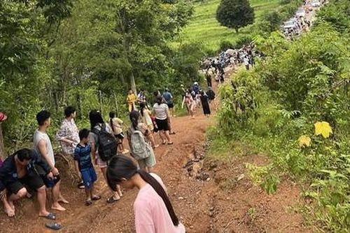 Hàng trăm người dân chạy lên núi vì tin đồn thất thiệt vỡ đập thủy điện Bản Vẽ