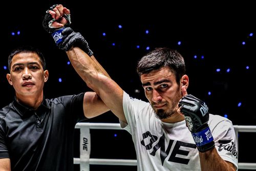 Đấm võ sĩ Thái Lan suýt rơi khỏi võ đài, Samurai Nga nhận ngay 10.000 USD