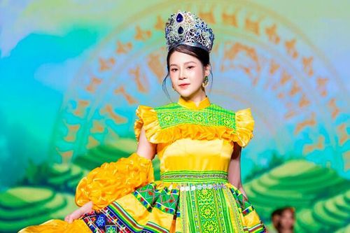 Hoa hậu Biển diện váy thổ cẩm, sải bước trong không gian văn hóa Tây Bắc
