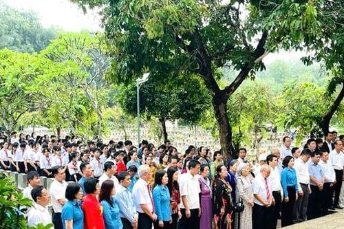 Nhà xuất bản Giáo dục Việt Nam tham gia viếng Nhà bia tưởng niệm liệt sĩ ngành Giáo dục