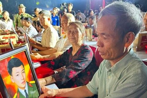 Khoảnh khắc nghẹn ngào khi 'gặp lại' liệt sĩ