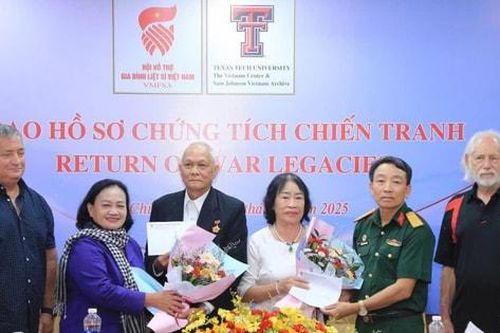 Trao Hồ sơ chứng tích chiến tranh cho thân nhân liệt sĩ