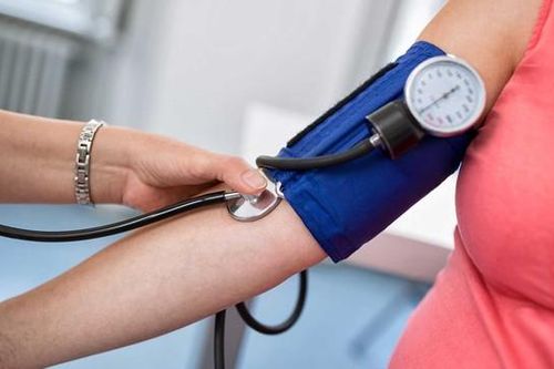 Cẩm nang kiểm soát huyết áp mùa hè cho người bệnh tim