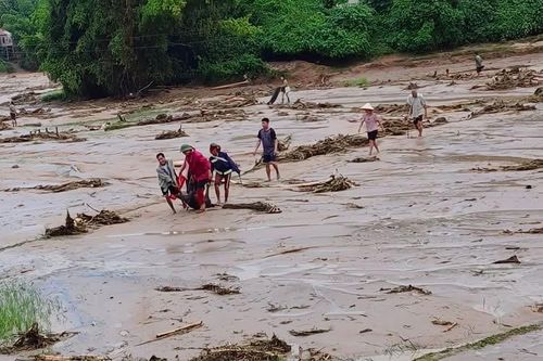 Lũ quét lúc rạng sáng khiến 4 người mất tích