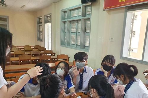 Giáo viên chủ nhiệm 'gánh' cả 2 vai