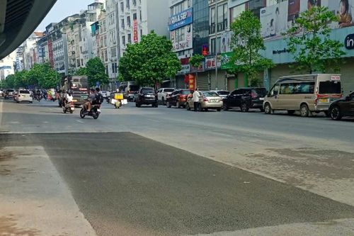 Khắc phục hố sâu khiến xe máy gặp sự cố trên đường Trường Chinh