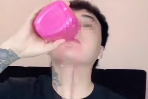 Thanh niên uống 'chất tẩy rửa', sùi bọt mép trên livestream của TikTok