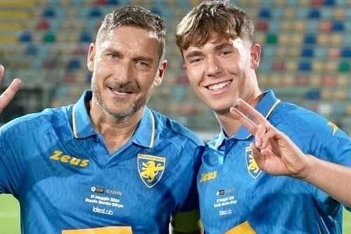 Con trai Totti giải nghệ ở tuổi 19