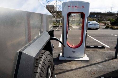 Chiếc Tesla Cybertruck 'tắt điện' vì cắm sạc liên tục?