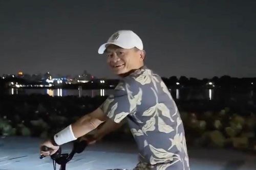 Video Jack Ma đạp xe không vệ sĩ thu hút triệu lượt xem