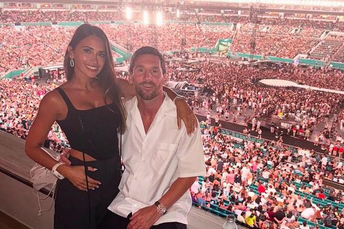 Vợ chồng Messi tình tứ trên kiss cam của concert Coldplay