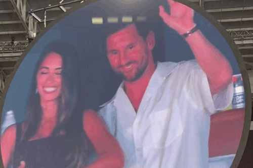 Kiss cam ở concert Coldplay lia trúng vợ chồng Messi