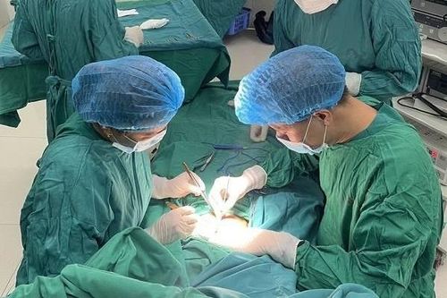 Nuốt nhiều mảnh nam châm, bé trai bị thủng ruột