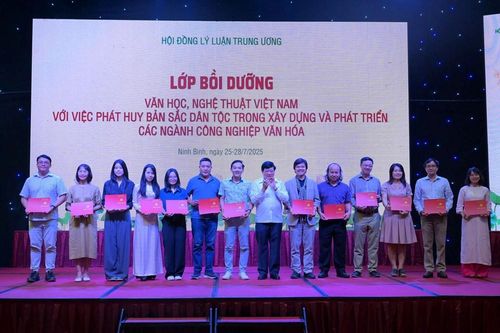 Bế mạc Lớp bồi dưỡng VHNT với việc phát huy bản sắc dân tộc