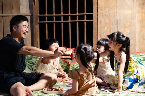Màn đổi vai đầy thử thách giữa hai ông bố