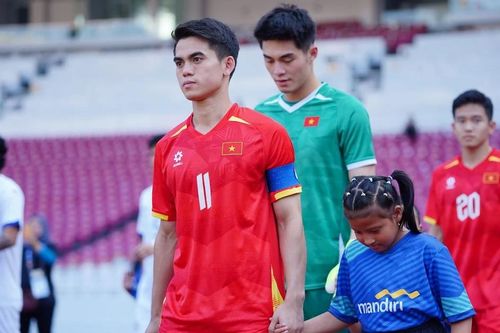 Tiền vệ Khuất Văn Khang: 'Tôi không coi băng đội trưởng là gánh nặng'