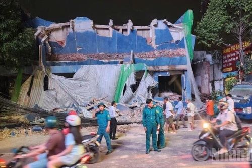 Khắc phục xong sự cố mất an toàn khi tháo dỡ rạp Thanh Bình