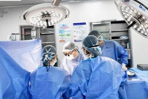 Trẻ sơ sinh bị thoát vị hoành thể túi được phẫu thuật kịp thời