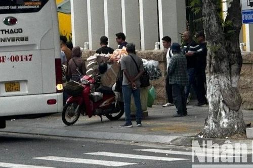 Đà Nẵng ra chế tài xử phạt bán hàng rong đeo bám, chèo kéo khách du lịch
