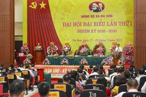 Đồng chí Nguyễn Xuân Thắng dự Đại hội đại biểu Đảng bộ xã Na Son, tỉnh Điện Biên
