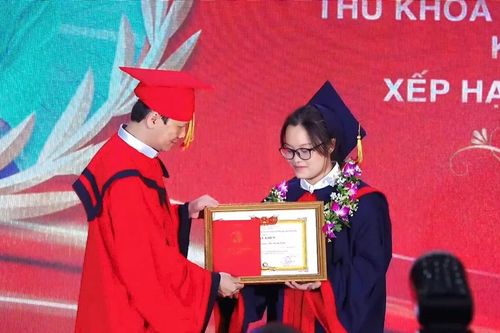 Nữ sinh 'nguyện vọng 10' trở thành thủ khoa toàn khóa: Hành trình tạo ra giá trị từ công nghệ
